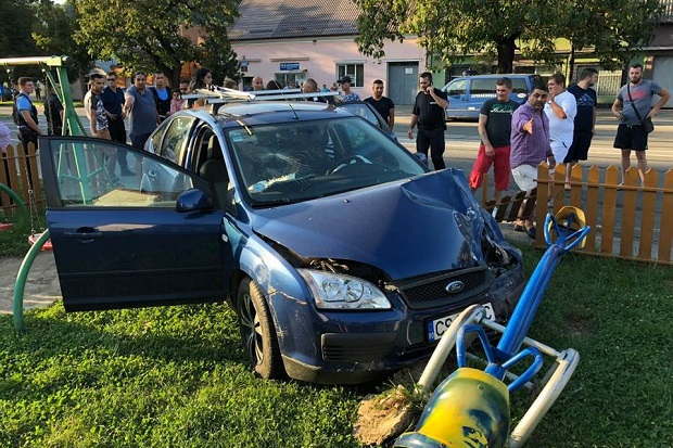 La un pas de tragedie O șoferiță a distrus un loc de joacă după ce s