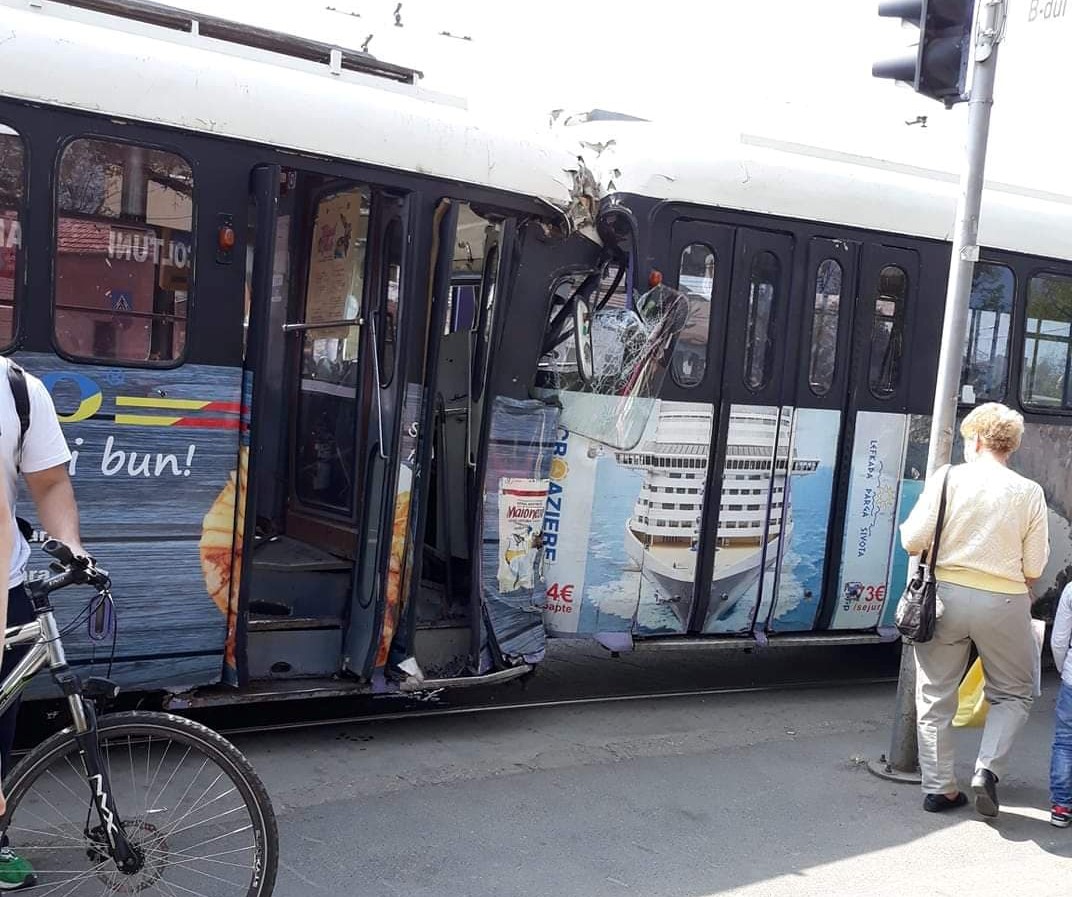 Ciocnire violentă între două tramvaie în Timișoara