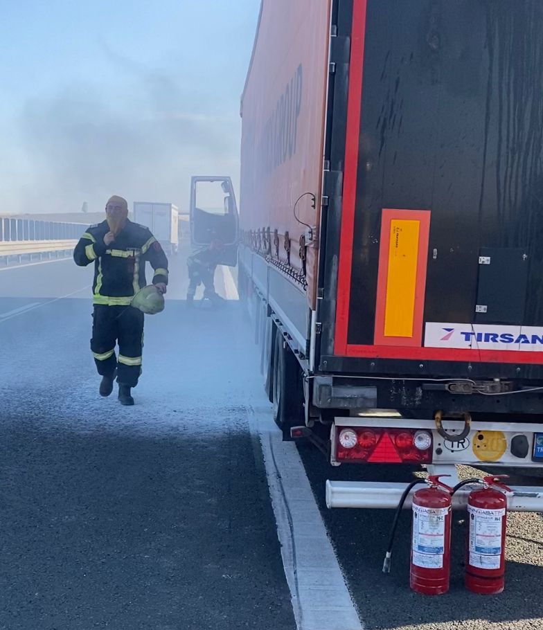 FOTO Un TIR a luat foc pe autostrada A1 pe sensul Arad Timișoara