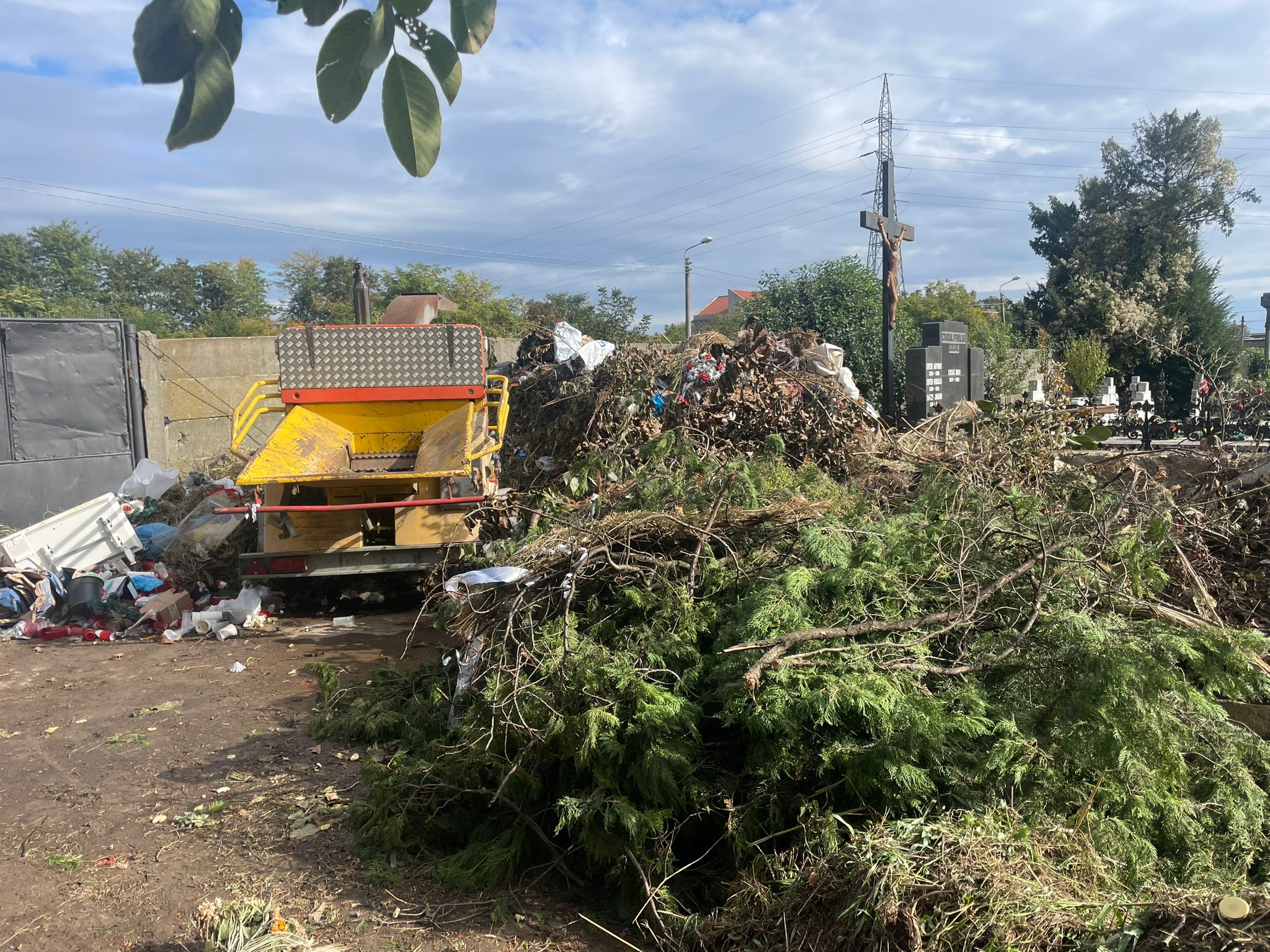 La Cimitirul Eroilor din Timișoara amendă pentru gunoaie Știri din