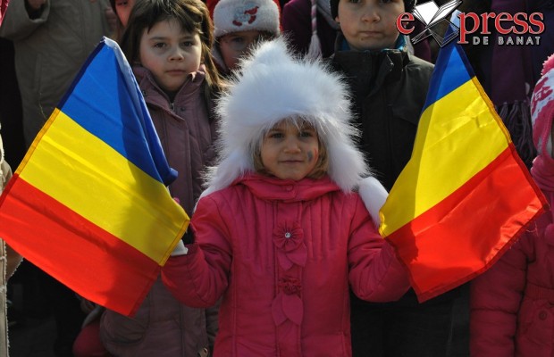 Ziua Nationala - copil cu steaguri tricolor