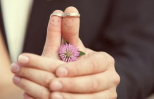tineri căsătoriți, cu verighete pe degete