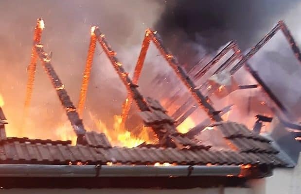 Incendiu la acoperișul unei case