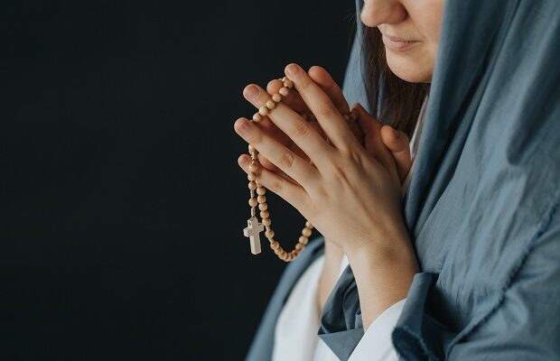 praying with rosary
