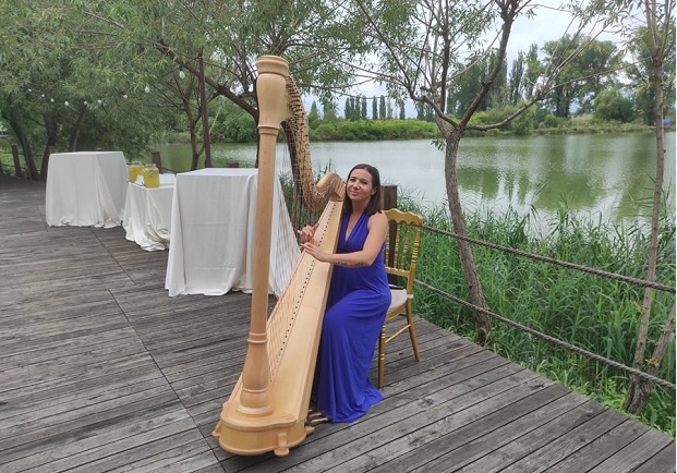 rozalia p cu harpa in natura