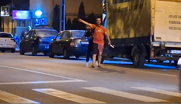 captura video barbat cu pistol si cutit pe strada, la timisoara
