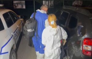 Politistii si legistii fac cercetari pe strada Clabucet, in Timisoara, unde a avut loc o crima