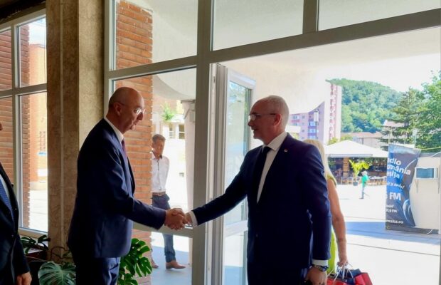 Consulul Serbiei, Vladan Tadic, dă mâna cu prefectul Ioan Dragomir. Vizită de lucru la final de mandat