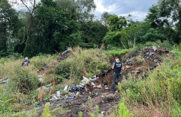 Deșeuri municipale îngropate în comuna Prigor. Poliția și Garda de Mediu fac percheziții