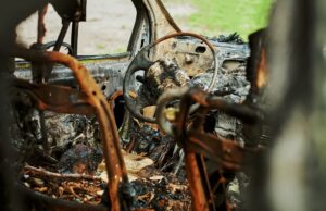 Masina distrusa de un incendiu, la Timisoara