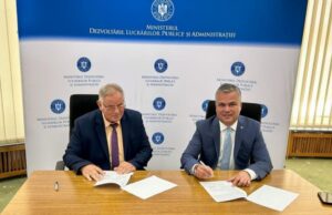 Primarul Nicolae Orăvicean și ministrul Dezvoltării, Adrian Veștea, seamnă contractul de finanțare pentru introducerea rețelei de apă și de canalizare pentru satele Rusova Nouă și Rusova Veche.