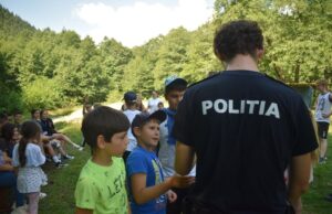 Polițiștii cărășeni au stat de vorbă cu copiii din Tabăra din Inima Satului în comuna Băuțar.