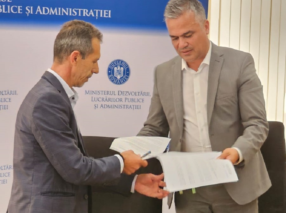 Primarul din Bănia, Alexandru Vichentie Albu, și ministrul Dezvoltării, Adrian Veștea au semnat contractul pentru canalizare