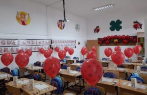 Sală de clasă cu baloane, parte a proiectului social Primul ghiozdan în Lugoj.