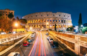 Colosseumul din Roma, Italia, seara cu lumini