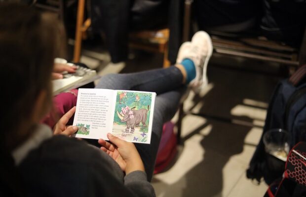 elev care citeste in cadrul evenimentului litvest organizat la timisoara de biblioteca judeteana timis