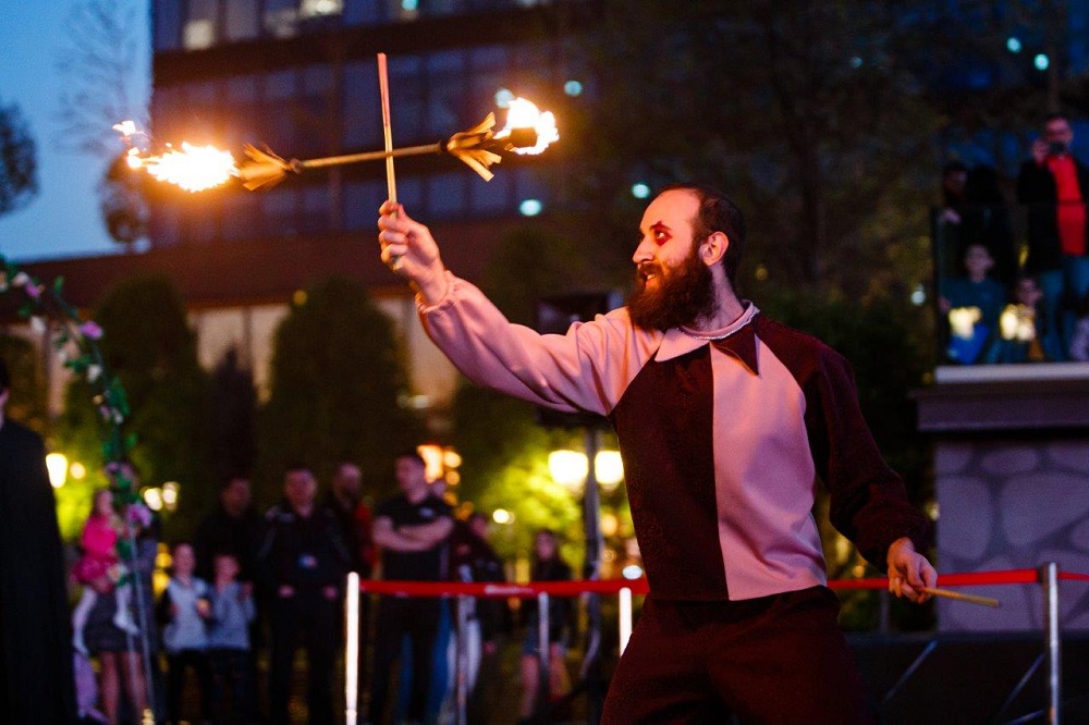 La Iulius Town Timisoara „Check Art Festival” jonglerii cu foc