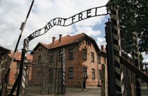 Poarta de acces de la Auschwitz