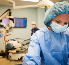 medici, asistente si pacient intr o sala de operatie
