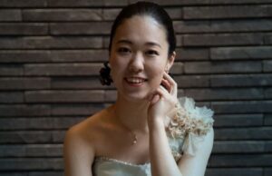 natsumi kuboyama, pianistă originară din Japonia, concertează la Bocșa