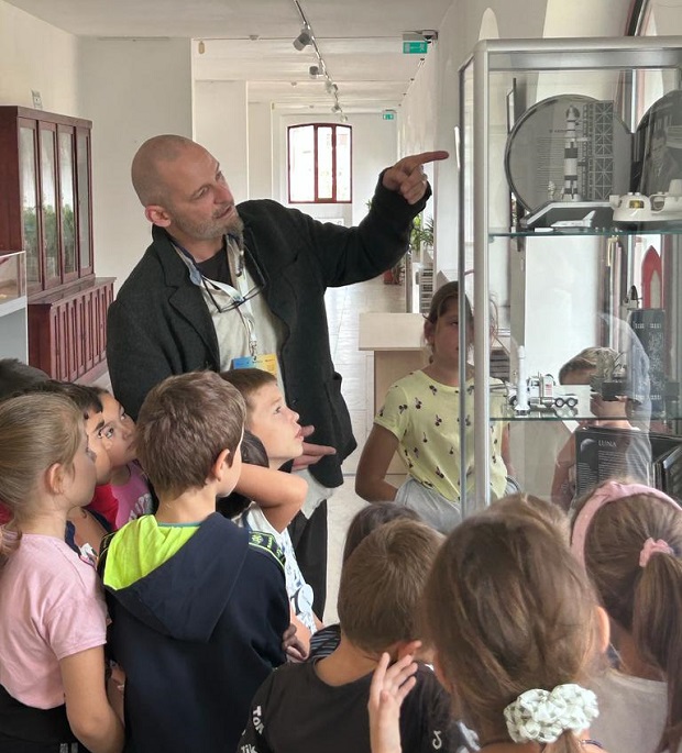 copii in vizită la muzeu in Timisoara