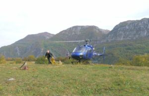 producători de film din norvegia, plimbați cu elicopterul de romeo dunca prin munții banatului (2)