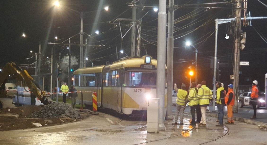 Stâlp Buclucaș La Timișoara, Tăiat Pentru Ca Tramvaiul Să Poată Circula ...