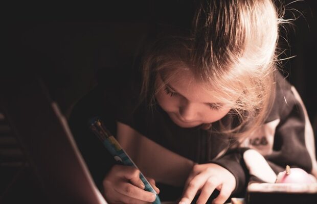 fetita care scrie o scrisoare, foto pixabay.com