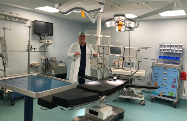 medic marian gaspar in sala de operatii