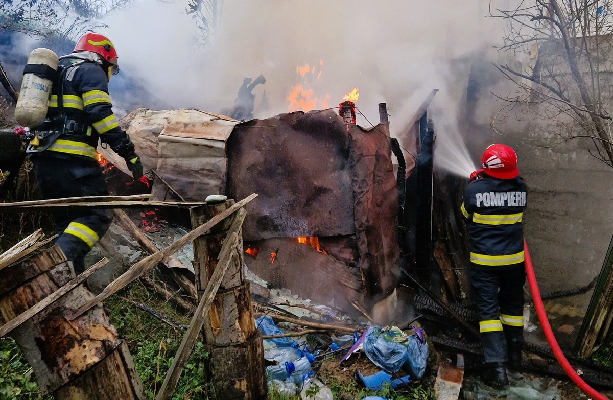 Pompierii cărășeni sărbătoresc Dragobete cu antrenament spectaculos de foc.