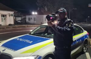 politist din Resita cu pistol radar