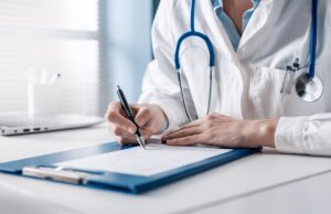medic din resita scriind un concediu medical