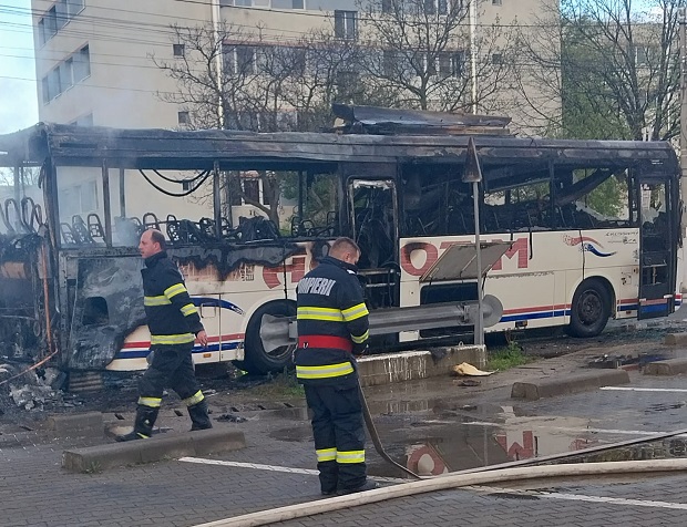 autobuz scolar in flăcări