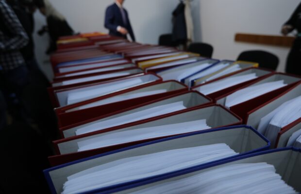 dosare cu documente pentru alegeri la biroul electoral judetean timis