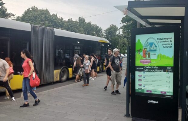 panou de afisaj in statie din timisoara