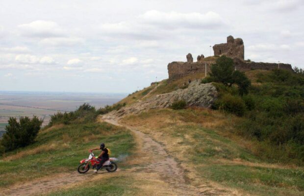 Cetatea Siria, peisaj cu motocicleta