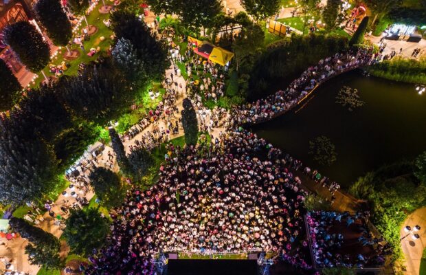 petrecere in parcul-gradina din Iulius Town Timisoara