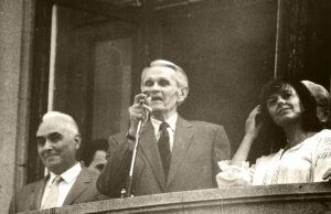 corneliu coposu alaturi de ana blandiana in balconul de la universitate