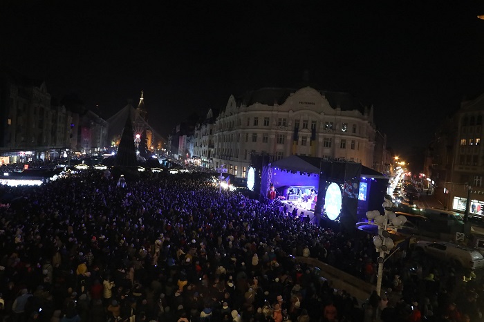 mii de oameni la targul de craciun din timisoara