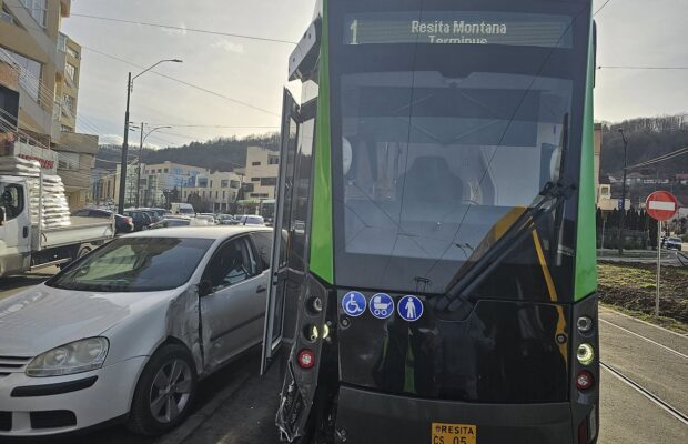 accident tramvai centru resita