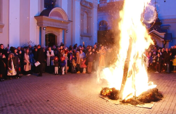 aprinderea stejarului in curtea bisericii sarbe din timisoara