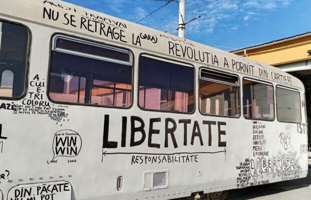 tramvai inscriptionat la 35 ani de la proclamatia de la timisoara