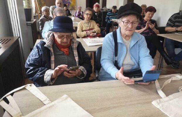 seniori cu telefon