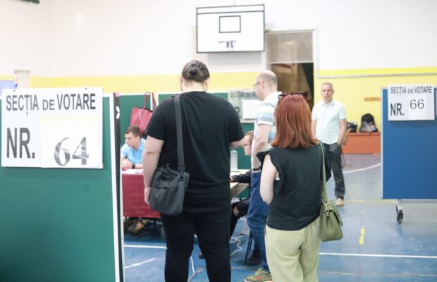 alegatori sectie de votare alegeri prezidentiale timisoara 2025